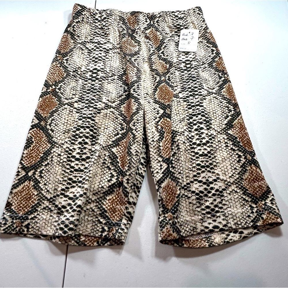 D15.15 Daisy snake print shorts in brown and cream snake print. Small